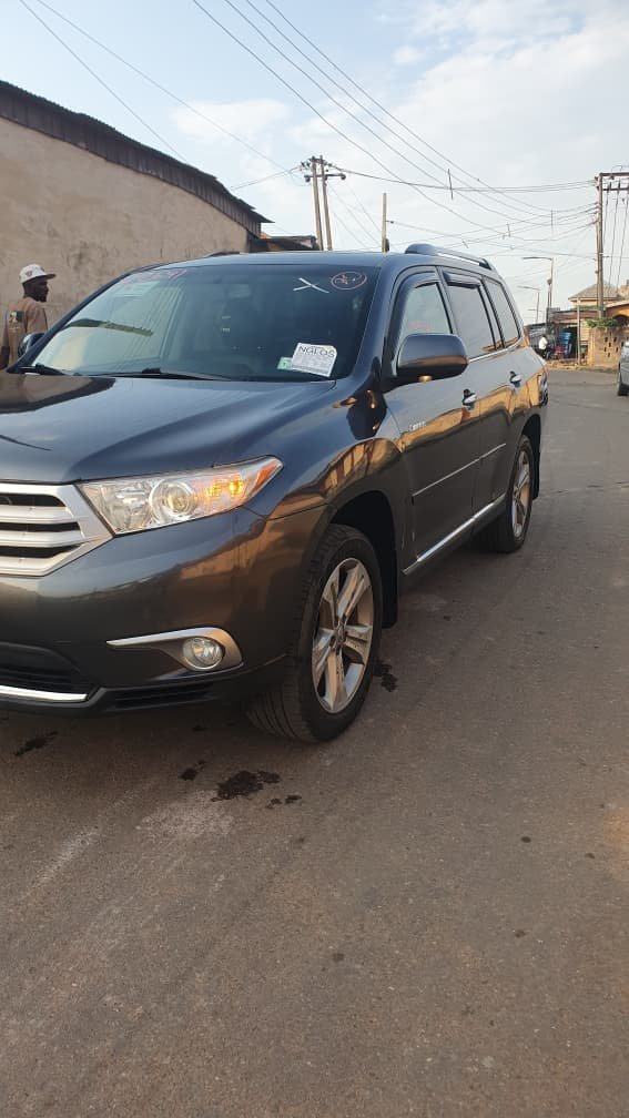 PHOTO-2025-11-23-22-20-38 2 2012 Toyota Highlander (limited edition)