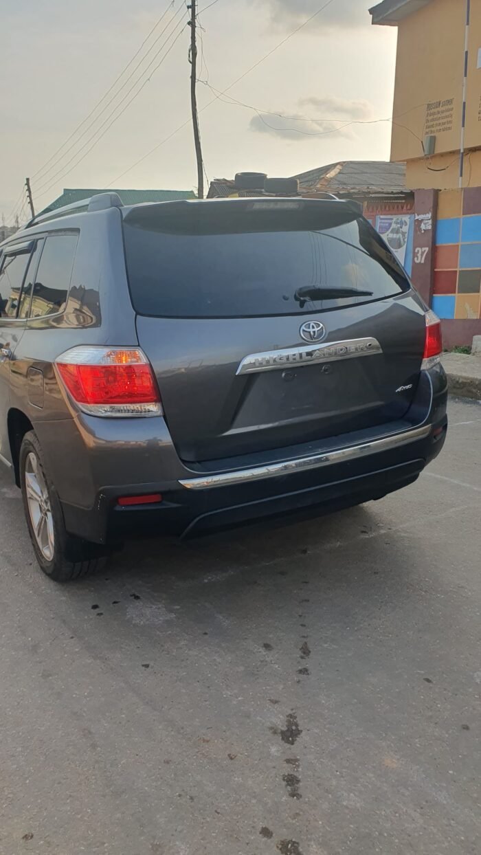 f7a267eb-1a42-40f4-9cd6-f2e766e210c4 2012 Toyota Highlander (limited edition)